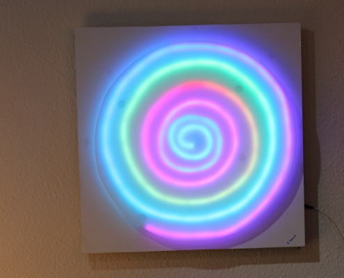 Mandala Lichtkunst – LED-beleuchtete Spirale mit Acrylglas & Holz-Unterbau | Modernes Wandobjekt